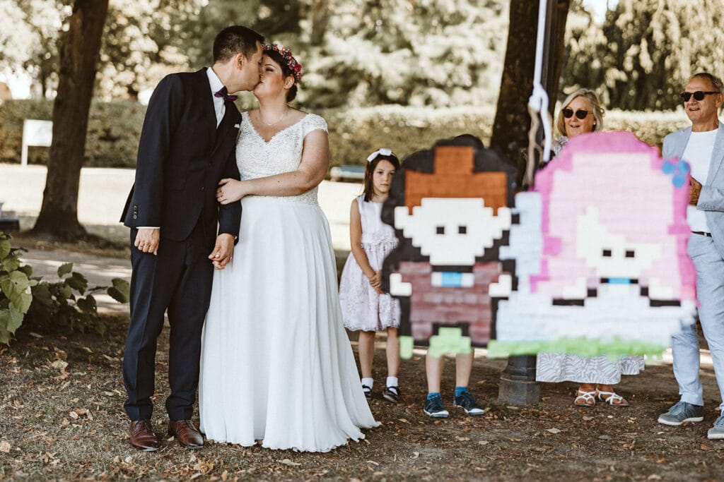 Herrenhaus Cromford Ratingen 25hours Hotel Düsseldorf Hochzeitsfotograf - Piñata kurz vor dem zerschlagen