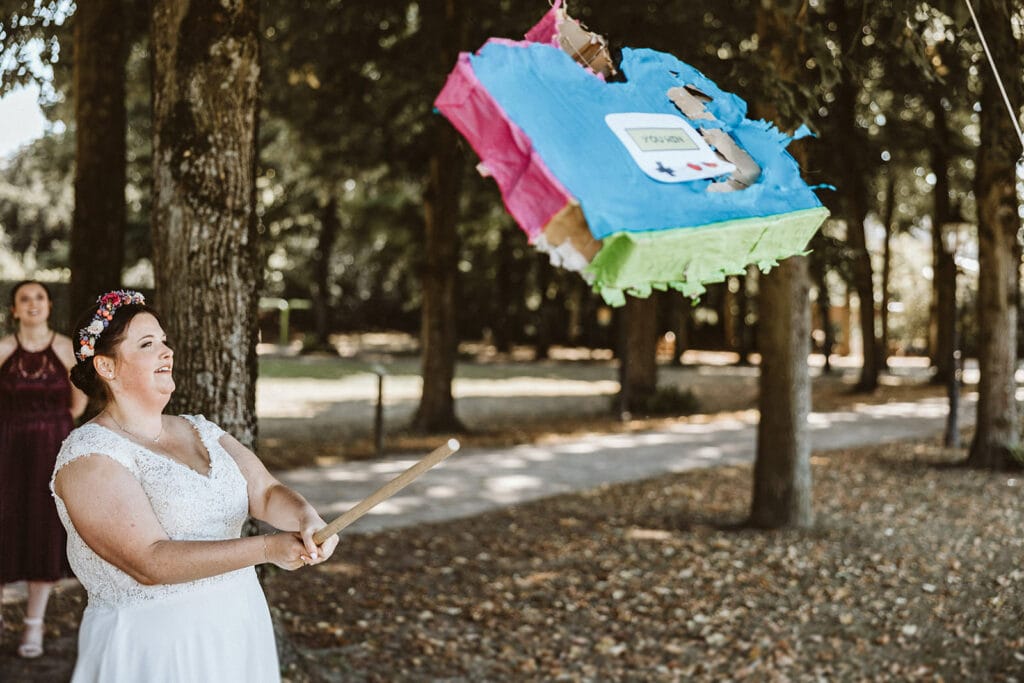 Herrenhaus Cromford Ratingen 25hours Hotel Düsseldorf Hochzeitsfotograf - Piñata verliert Süßigkeiten