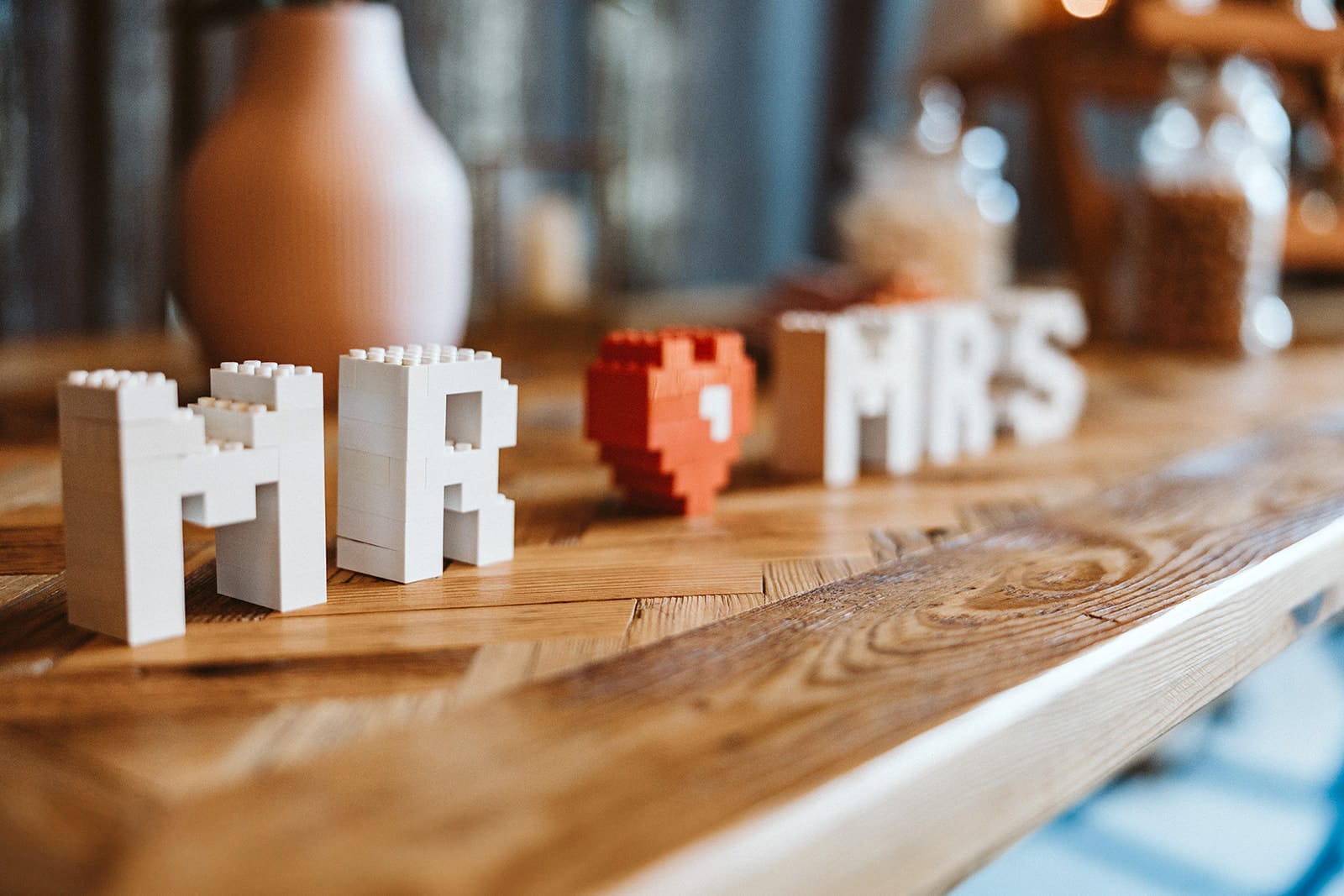 Herrenhaus Cromford Ratingen 25hours Hotel Düsseldorf Hochzeitsfotograf - Lego Mr und Mrs Tischdekoration