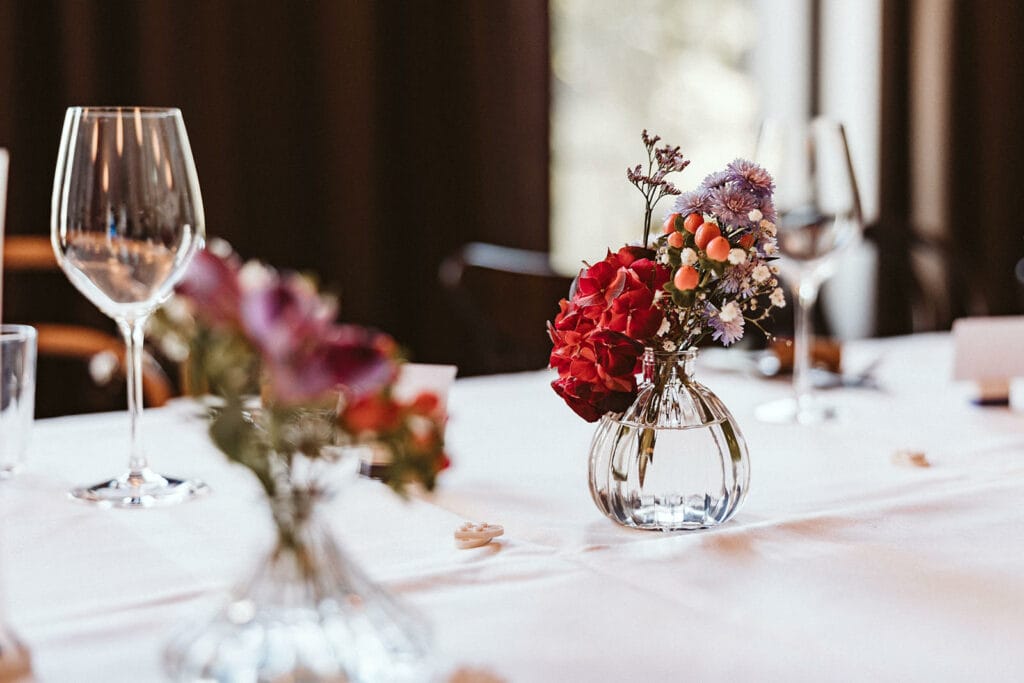 Herrenhaus Cromford Ratingen 25hours Hotel Düsseldorf Hochzeitsfotograf - Tischdeko im Detail mit Blumen