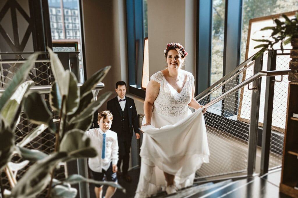 Herrenhaus Cromford Ratingen 25hours Hotel Düsseldorf Hochzeitsfotograf - Braut auf dem Weg zum Empfang