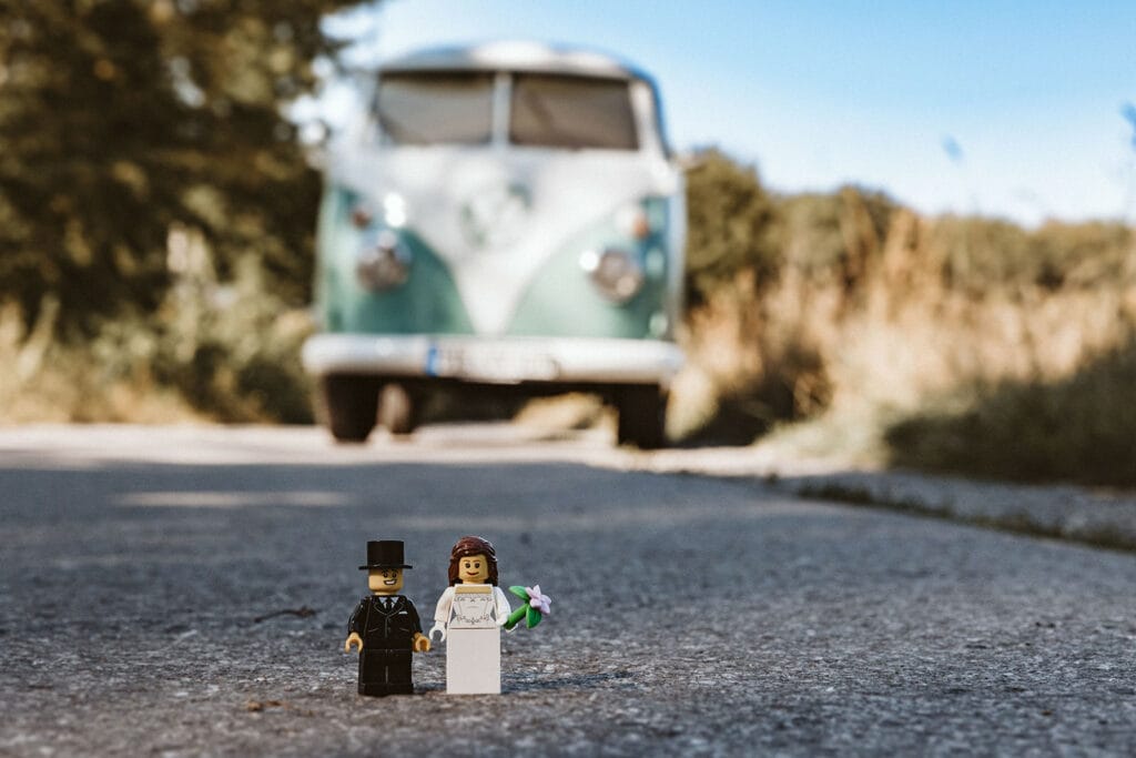 Herrenhaus Cromford Ratingen 25hours Hotel Düsseldorf Hochzeitsfotograf - Lego Männchen in Form von Brautpaar vor VW Bulli