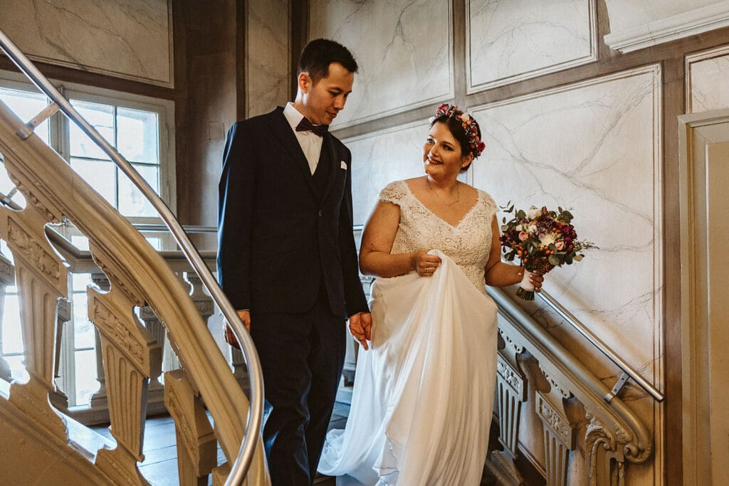 Herrenhaus Cromford Ratingen 25hours Hotel Düsseldorf Hochzeitsfotograf - Hochzeitspaar geht die Treppen runter