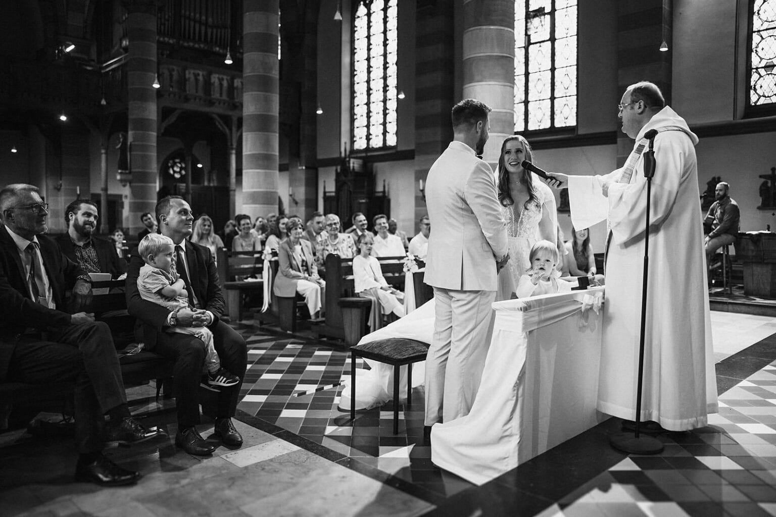St. Lambertus Mettmann Trüffelschwein Hilden Hochzeitsfotograf - Priester weiht Brautpaar ein