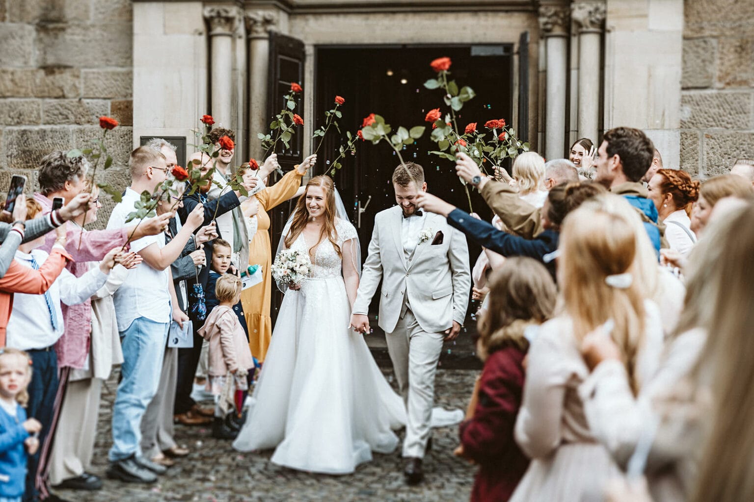 St. Lambertus Mettmann Trüffelschwein Hilden Hochzeitsfotograf - Auszug aus der Kirche