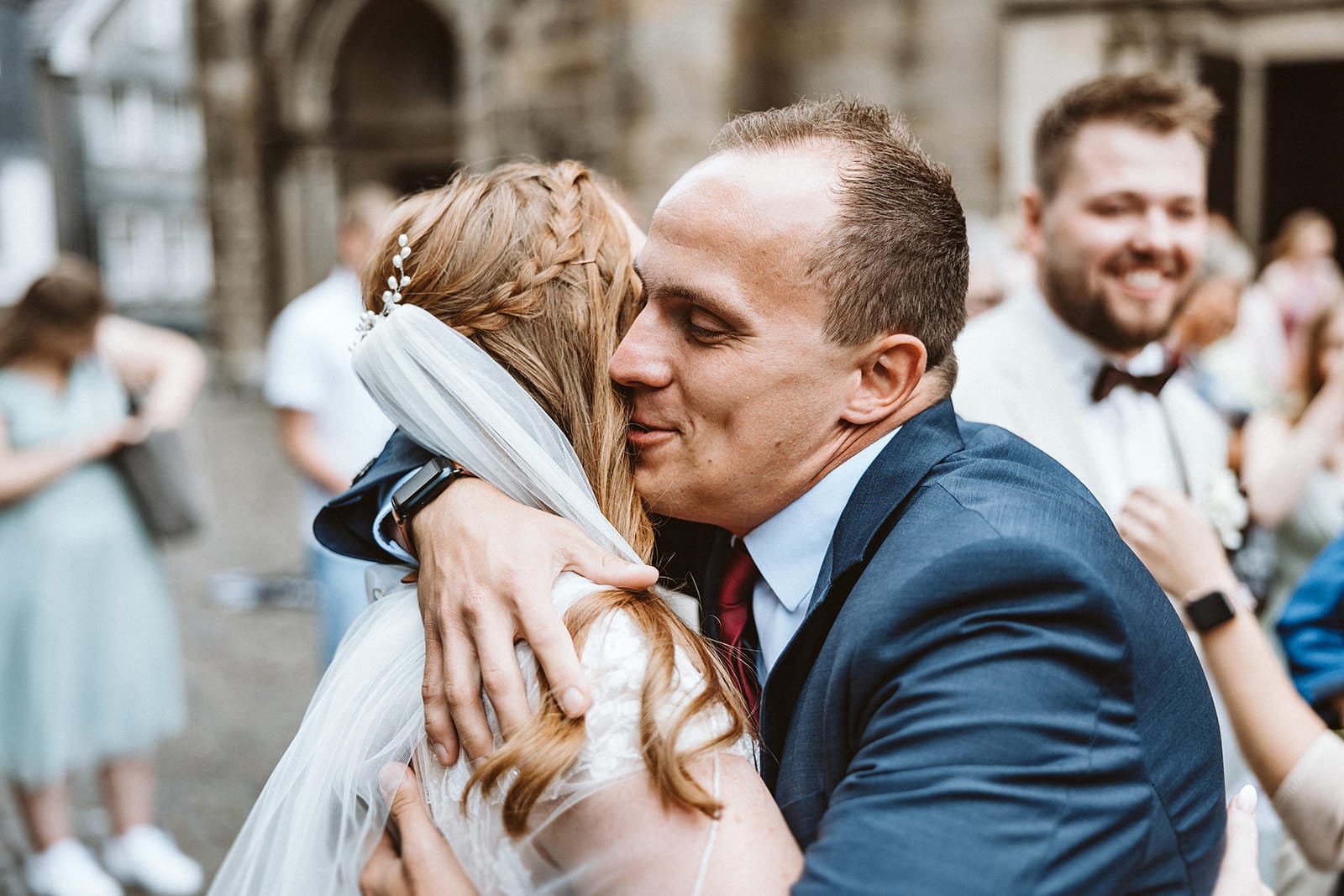 St. Lambertus Mettmann Trüffelschwein Hilden Hochzeitsfotograf - Trauzeuge umarmt Braut