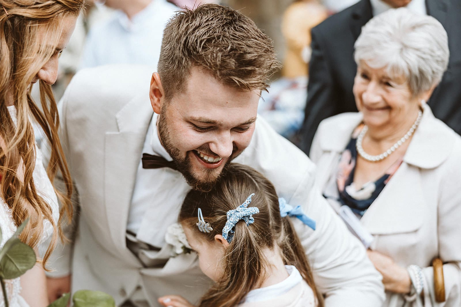St. Lambertus Mettmann Trüffelschwein Hilden Hochzeitsfotograf - Bräutigam umarmt Kind