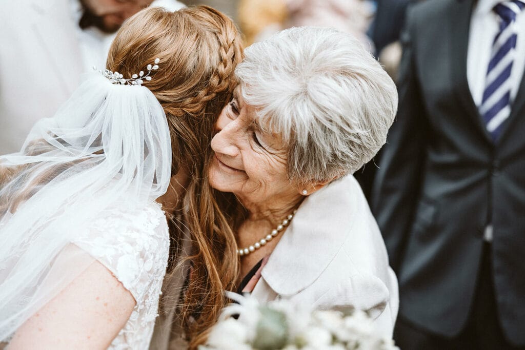 St. Lambertus Mettmann Trüffelschwein Hilden Hochzeitsfotograf - Brautmutter beglückwünscht Braut