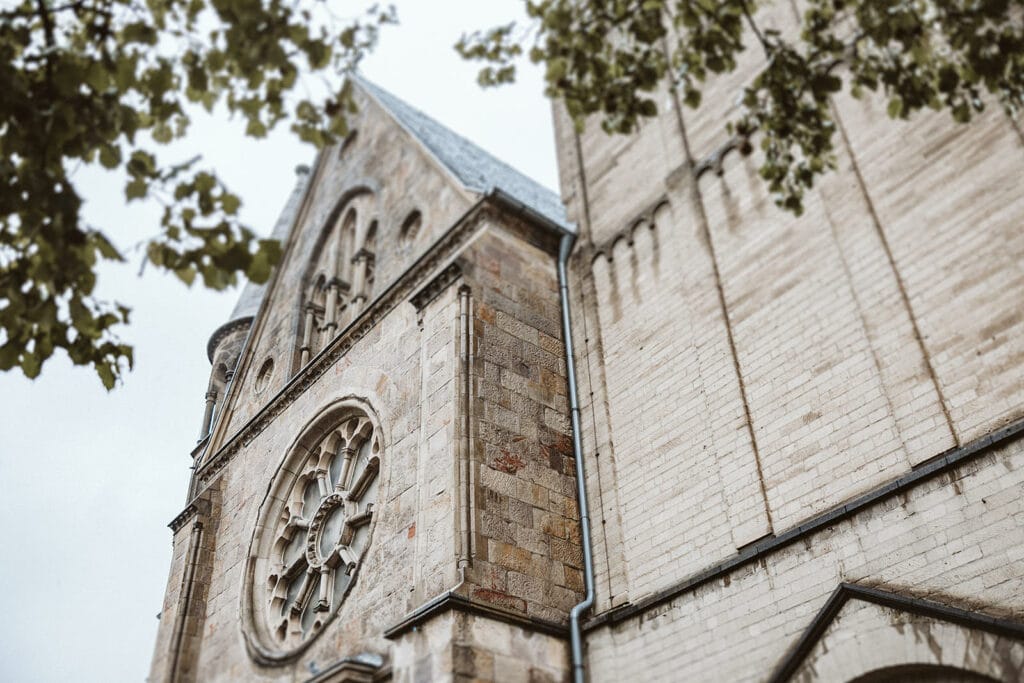 St. Lambertus Mettmann Trüffelschwein Hilden Hochzeitsfotograf - Die Kirche St. Lambertus in seiner vollen Pracht