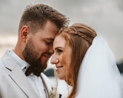 St. Lambertus Mettmann Trüffelschwein Hilden Hochzeitsfotograf - Bräutigam lehnt seine Stirn an Braut