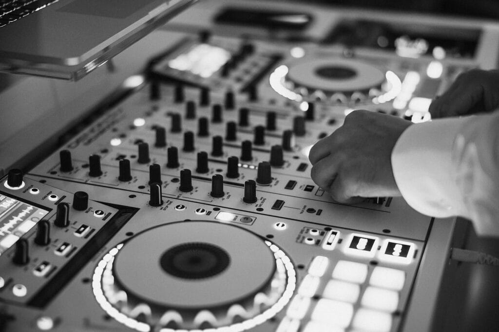 St. Lambertus Mettmann Trüffelschwein Hilden Hochzeitsfotograf - DJ-Pult