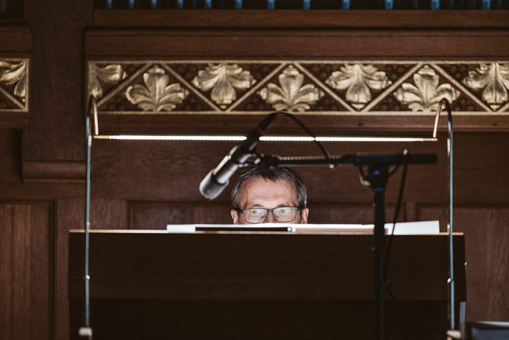 St. Lambertus Mettmann Trüffelschwein Hilden Hochzeitsfotograf - Orgelspieler versteckt hinter Orgel
