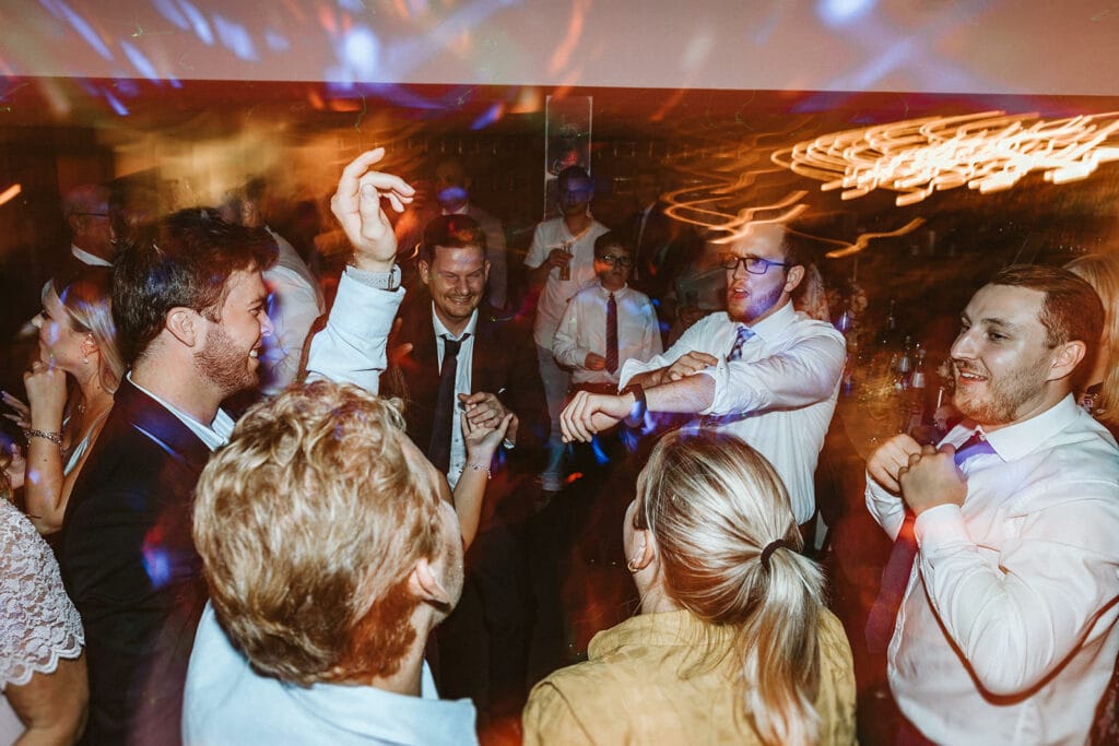 St. Lambertus Mettmann Trüffelschwein Hilden Hochzeitsfotograf - Hochzeitsgäste feiern Hochzeitsparty