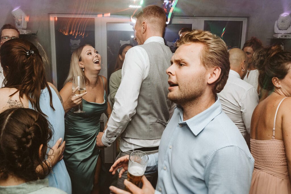 St. Lambertus Mettmann Trüffelschwein Hilden Hochzeitsfotograf - Hochzeitsgäste feiern Party und jubeln