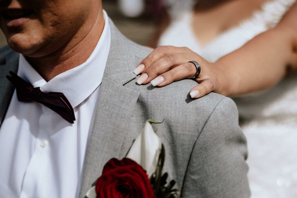 Schloss Oberhausen Empfang Nappenfeld Hochzeitsfotograf - Braut legt ihre Hand auf die Schultern des Bräutigams bei First Look