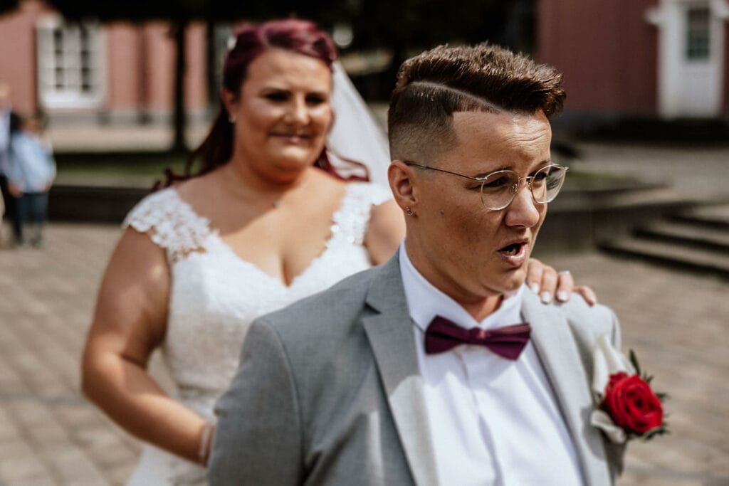 Schloss Oberhausen Empfang Nappenfeld Hochzeitsfotograf - Bräutigam hält die Spannung kaum noch aus beim First Look