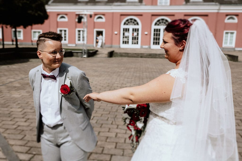 Schloss Oberhausen Empfang Nappenfeld Hochzeitsfotograf - Bräutigam dreht sich um First Look
