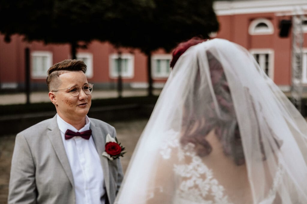 Schloss Oberhausen Empfang Nappenfeld Hochzeitsfotograf - Bräutigam weint bei First Look