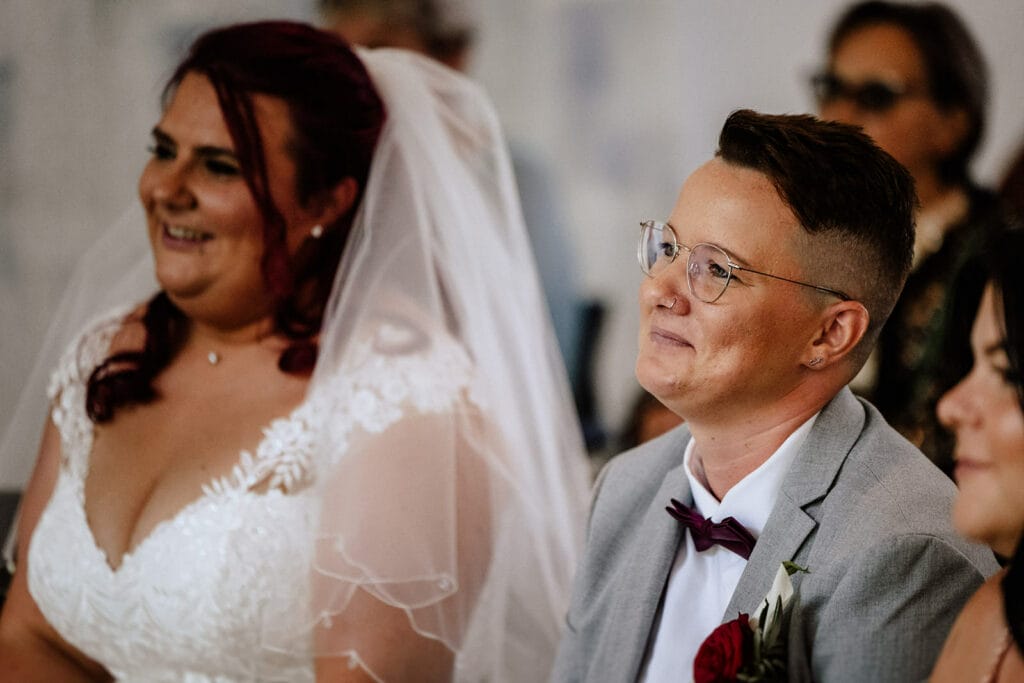 Schloss Oberhausen Empfang Nappenfeld Hochzeitsfotograf - Braut und Bräutigam lächeln zur Hochzeitsrednerin