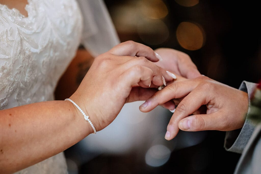 Schloss Oberhausen Empfang Nappenfeld Hochzeitsfotograf - Braut legt Bräutigam Hochzeitsring an