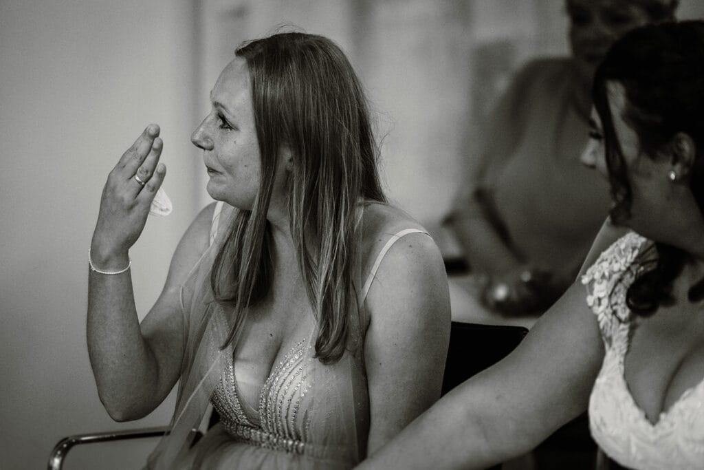 Schloss Oberhausen Empfang Nappenfeld Hochzeitsfotograf - Trauzeugin hat Tränen in den Augen