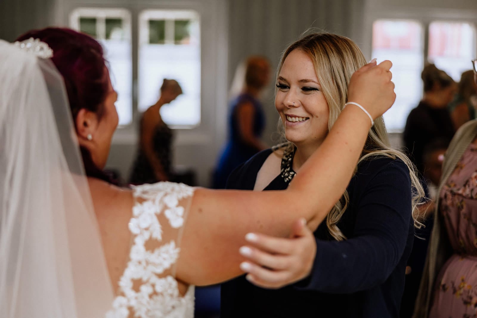 Schloss Oberhausen Empfang Nappenfeld Hochzeitsfotograf - Schwester umarmt Braut