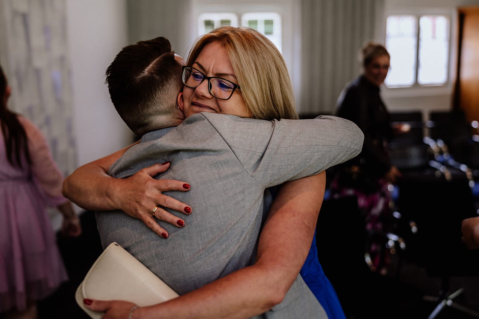 Schloss Oberhausen Empfang Nappenfeld Hochzeitsfotograf - Brautmutter umarmt Bräutigam