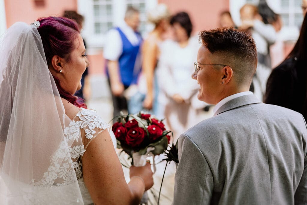 Schloss Oberhausen Empfang Nappenfeld Hochzeitsfotograf - Braut und Bräutigam sehen sich verliebt an