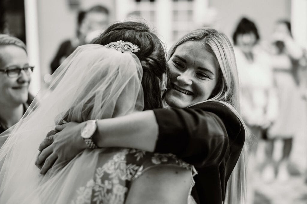 Schloss Oberhausen Empfang Nappenfeld Hochzeitsfotograf - Trauzäugin umarmt Braut