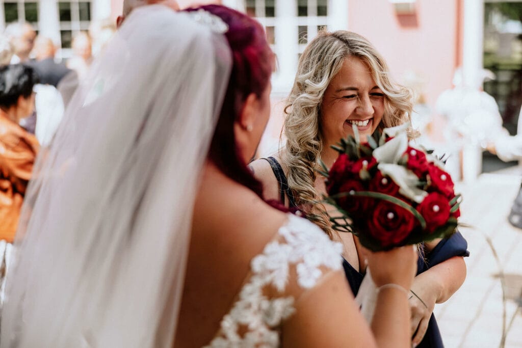 Schloss Oberhausen Empfang Nappenfeld Hochzeitsfotograf - Trauzeugin lächelt zur Braut