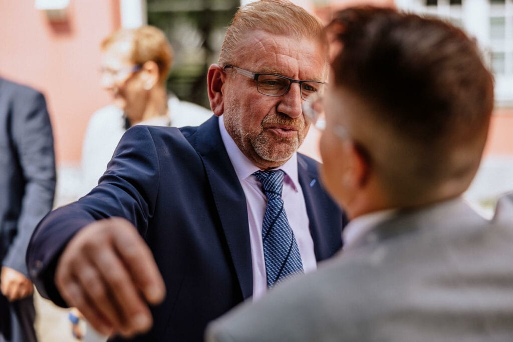 Schloss Oberhausen Empfang Nappenfeld Hochzeitsfotograf - Brautvater umarmt Bräutigam