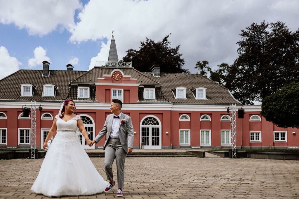 Schloss Oberhausen Empfang Nappenfeld Hochzeitsfotograf - Brautpaar vor einem Schloss