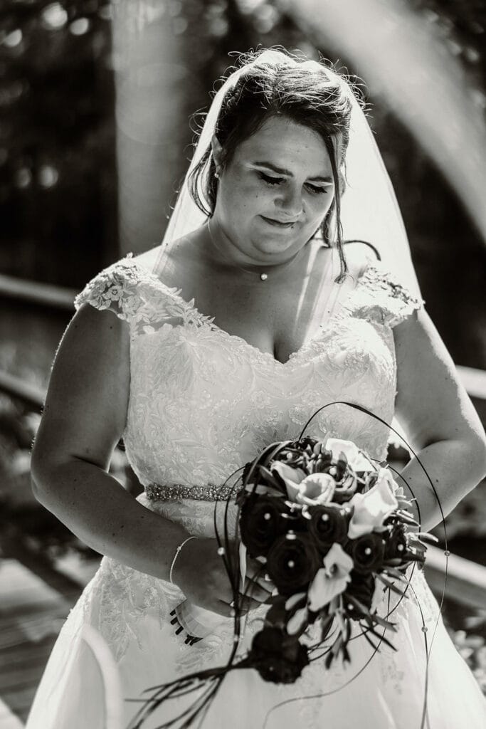 Schloss Oberhausen Empfang Nappenfeld Hochzeitsfotograf - Braut schaut runter zu Blumen