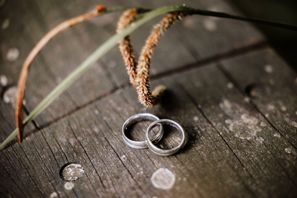 Schloss Oberhausen Empfang Nappenfeld Hochzeitsfotograf - Hochzeitsringe auf Holzbrett