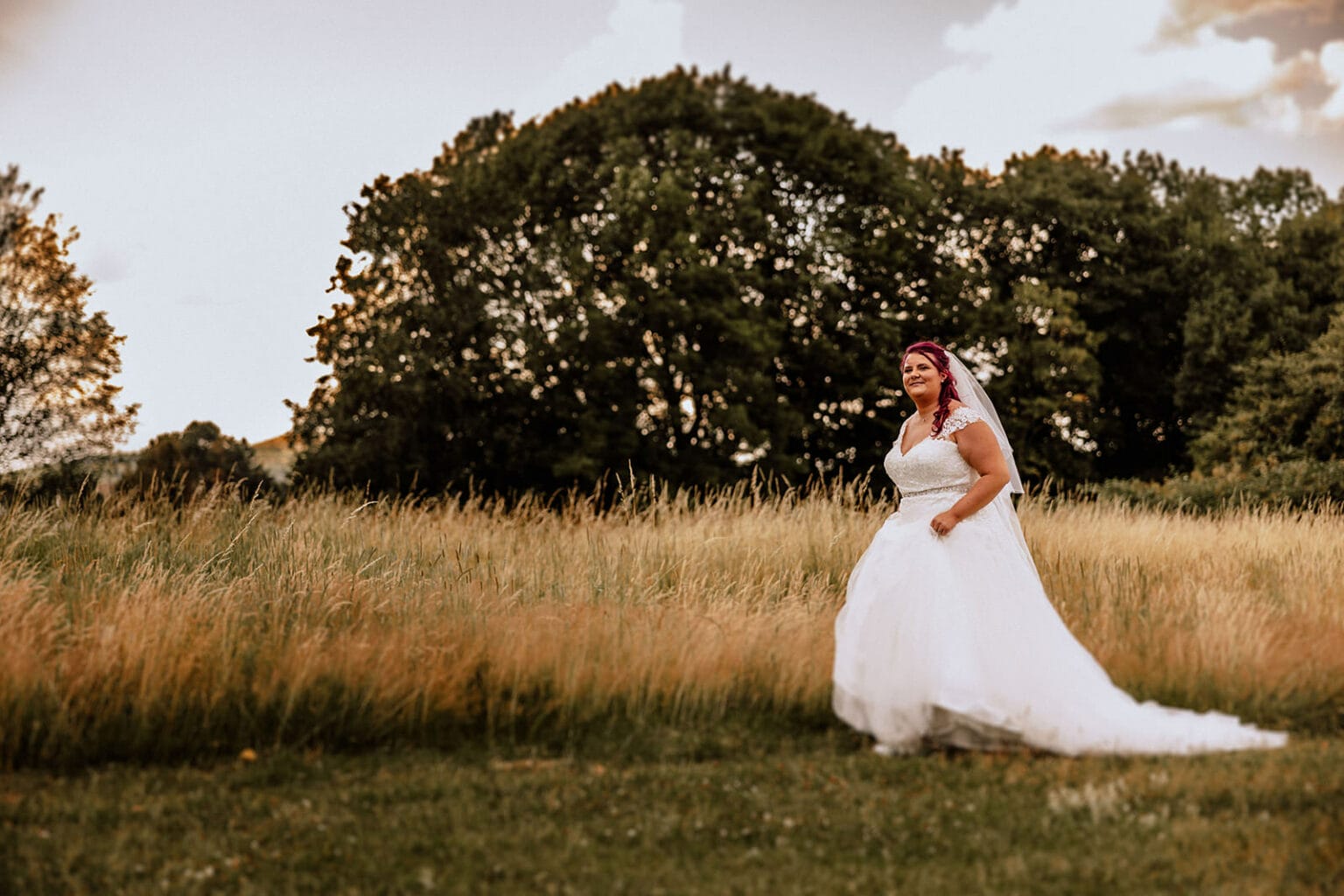Schloss Oberhausen Empfang Nappenfeld Hochzeitsfotograf - Braut läuft Feld entlang