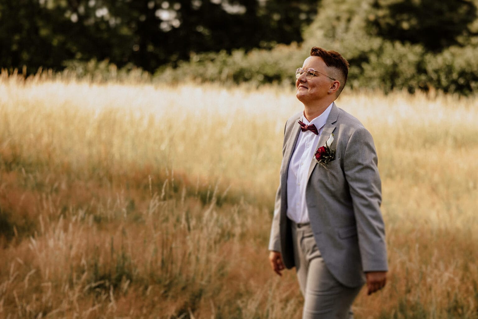 Schloss Oberhausen Empfang Nappenfeld Hochzeitsfotograf - Bräutigam läuft Feld entlang
