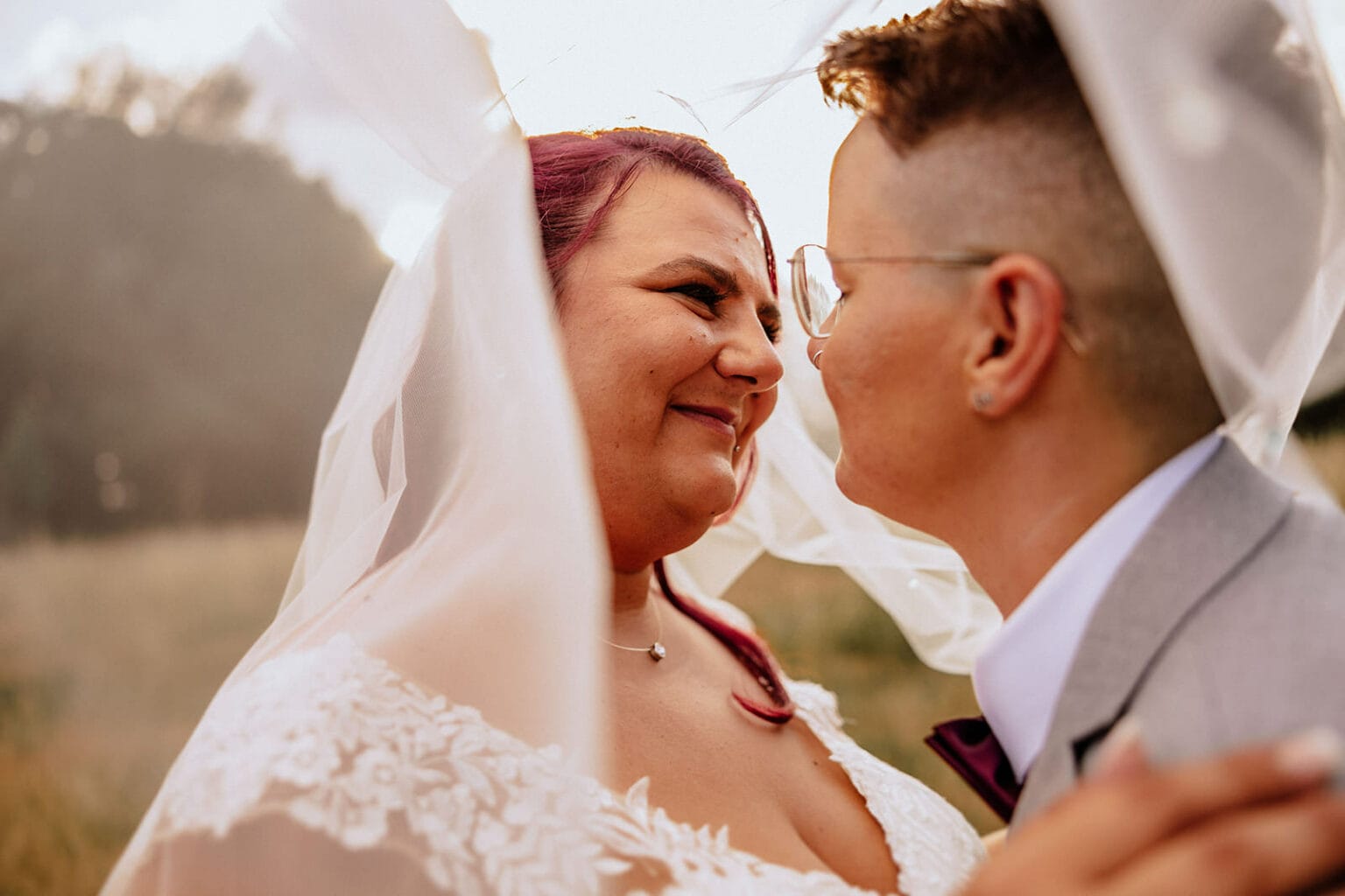 Schloss Oberhausen Empfang Nappenfeld Hochzeitsfotograf - Brautpaar sieht sich verliebt an