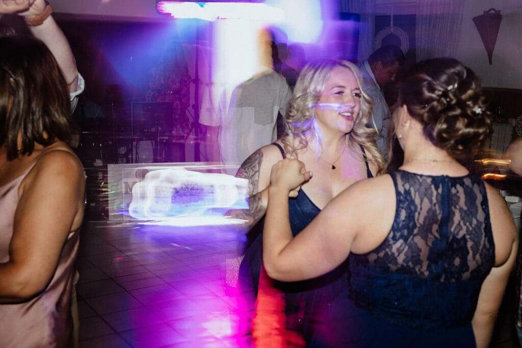 Schloss Oberhausen Empfang Nappenfeld Hochzeitsfotograf - Zwei Frauen tanzen auf Hochzeitsparty