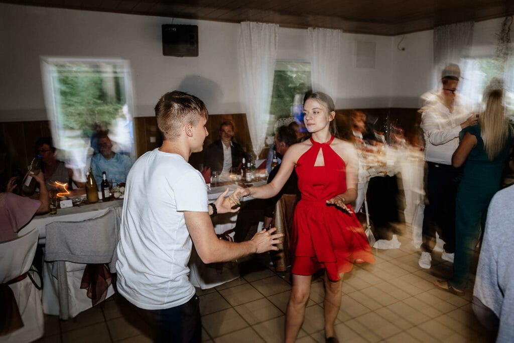 Schloss Oberhausen Empfang Nappenfeld Hochzeitsfotograf - Junges Tanzpaar, sie mit rotem Kleid, auf Hochzeitsparty