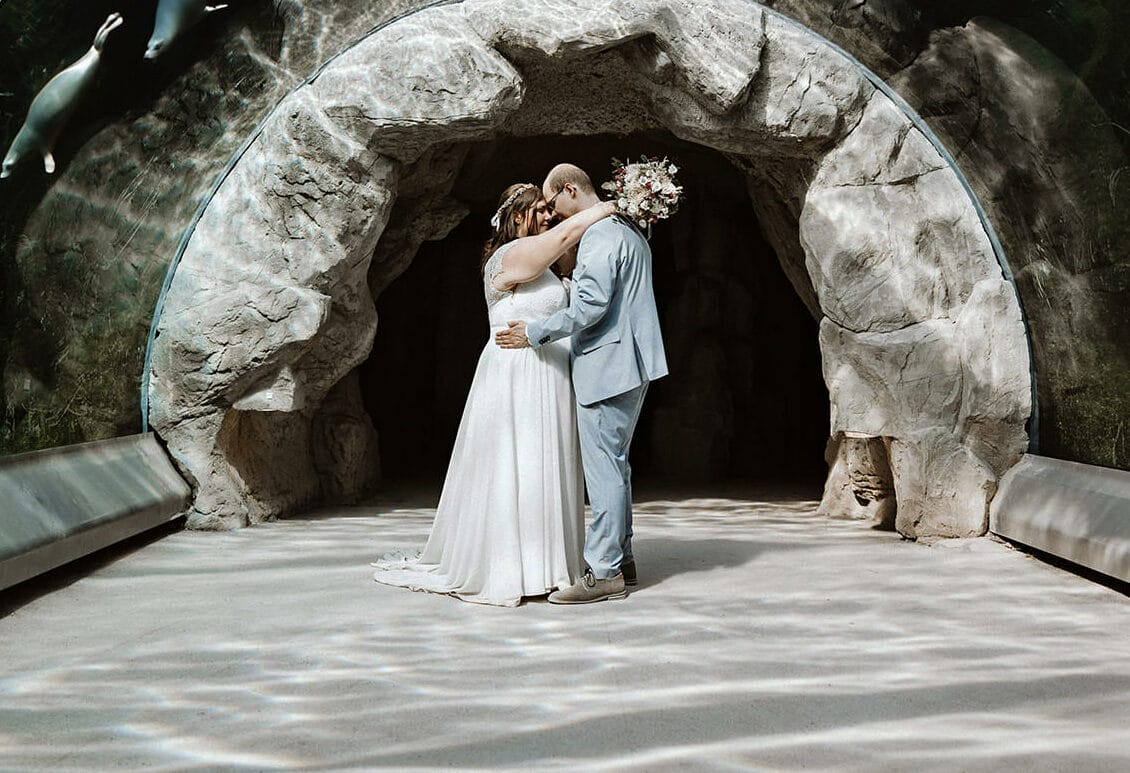 Hochzeit Heiraten Hochzeitsfotograf Dominik Neugebauer Portfolio - Braut und Bräutigam im Unterwassertunnel der ZOOM Erlebniswelt in Gelsenkirchen. Über ihnen schwimmen Robben