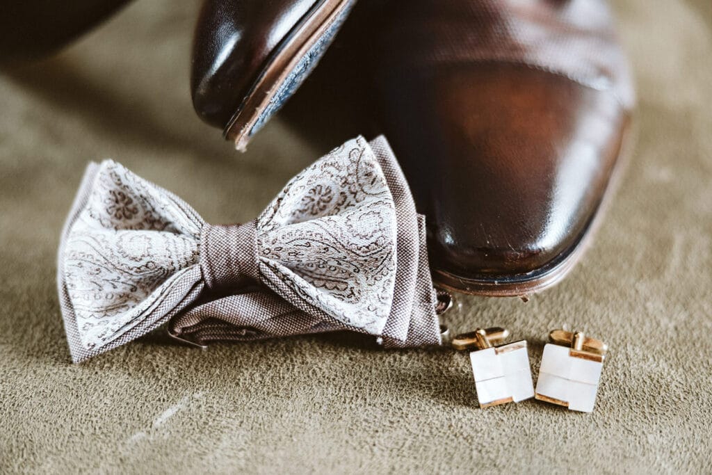 Schlosskapelle Diersfordt Wesel Schloss Diersfordt Wesel Hochzeitsfotograf - Fliege und Schuhe sowie Anstecker Bräutigam First Look