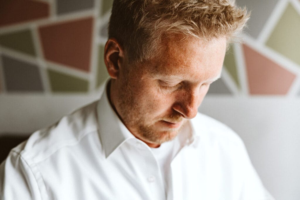 Schlosskapelle Diersfordt Wesel Schloss Diersfordt Wesel Hochzeitsfotograf - Detailaufnahme Bräutigam Getting Ready