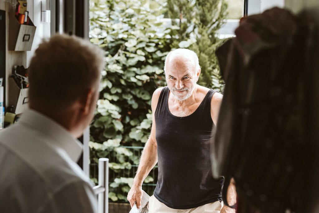 Schlosskapelle Diersfordt Wesel Schloss Diersfordt Wesel Hochzeitsfotograf - Opa schaut Bräutigam beim Getting Ready zu