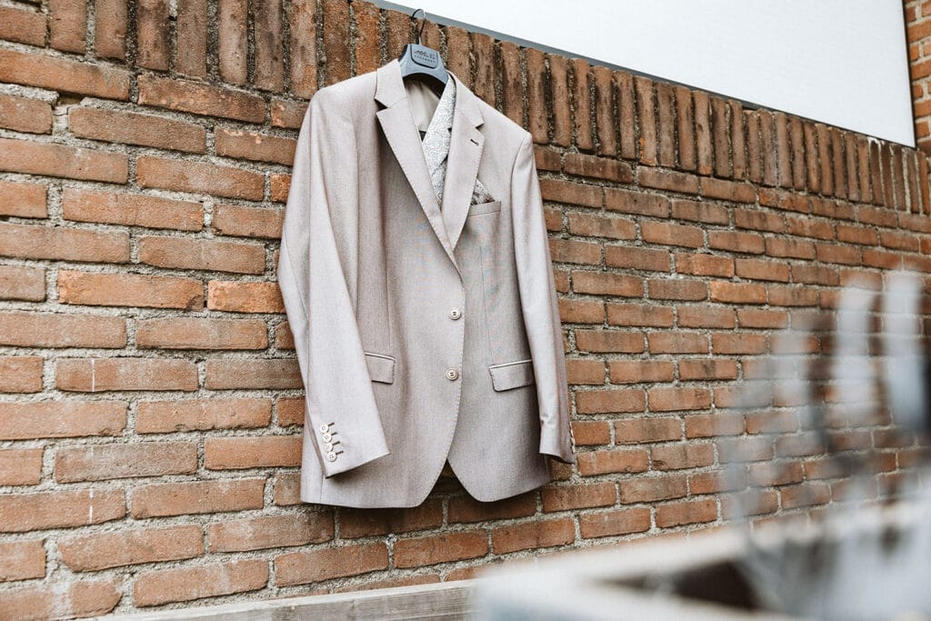 Schlosskapelle Diersfordt Wesel Schloss Diersfordt Wesel Hochzeitsfotograf - Anzug des Bräutigams an Wand vor Getting Ready