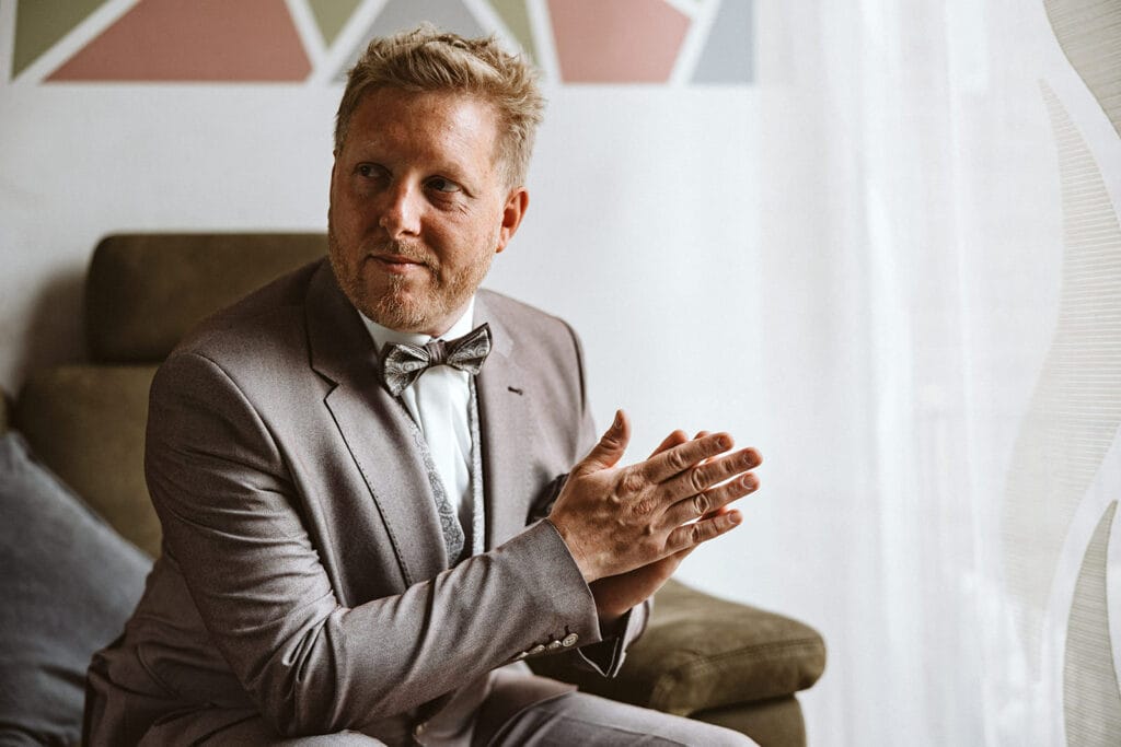 Schlosskapelle Diersfordt Wesel Schloss Diersfordt Wesel Hochzeitsfotograf - Bräutigam fertig angezogen Getting Ready reibt Hände vor Aufregung