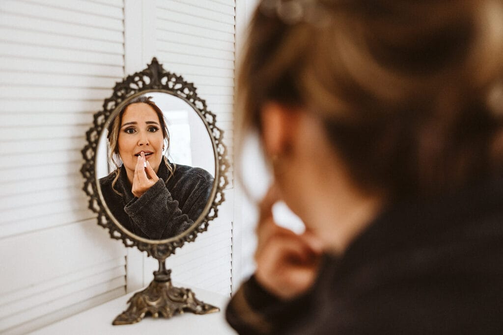Schlosskapelle Diersfordt Wesel Schloss Diersfordt Wesel Hochzeitsfotograf - Braut schminkt sich selbst Getting Ready
