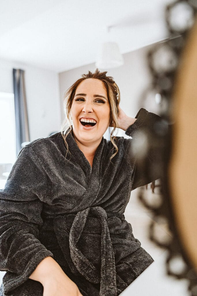 Schlosskapelle Diersfordt Wesel Schloss Diersfordt Wesel Hochzeitsfotograf - Letzter prüfender Blick der lachenden Braut in einen Spiegel Getting Ready