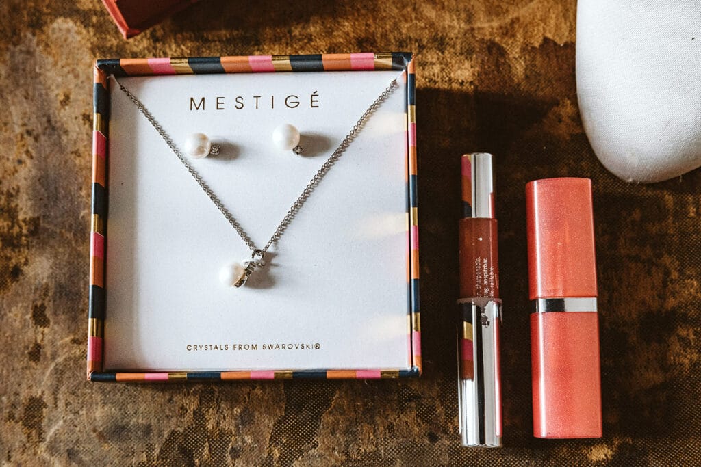 Schlosskapelle Diersfordt Wesel Schloss Diersfordt Wesel Hochzeitsfotograf - Kette und Ohrringe mit Lippenstift Getting Ready