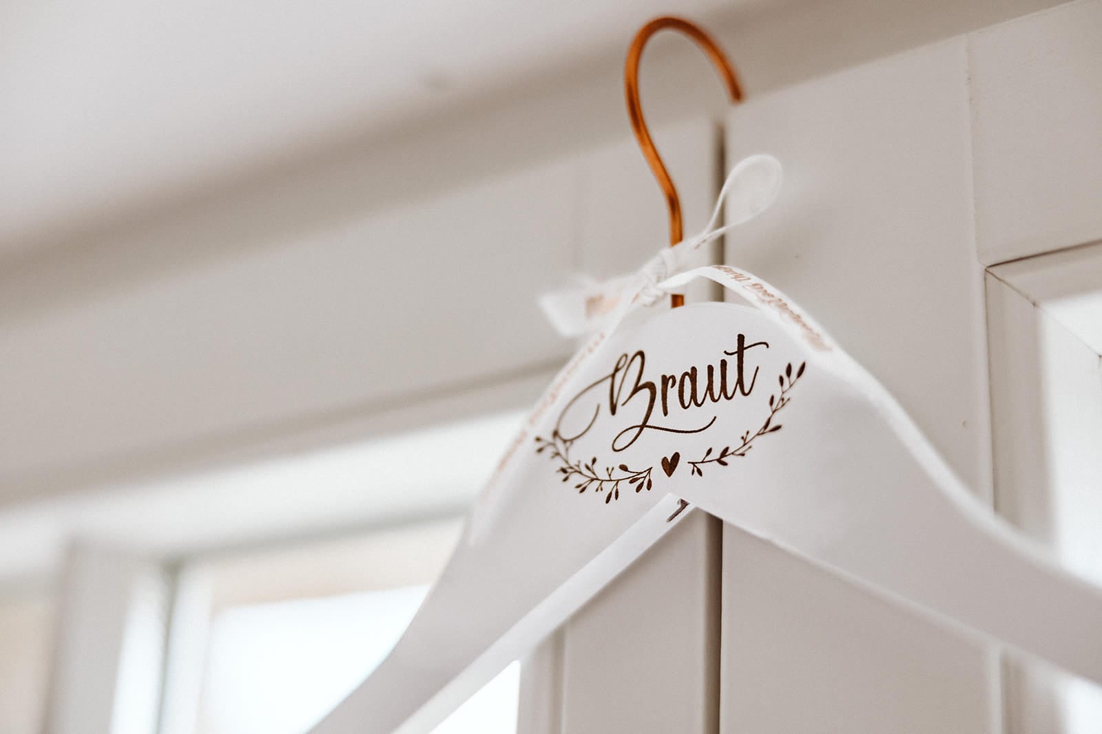 Schlosskapelle Diersfordt Wesel Schloss Diersfordt Wesel Hochzeitsfotograf - Kleiderbügel, auf dem Braut steht