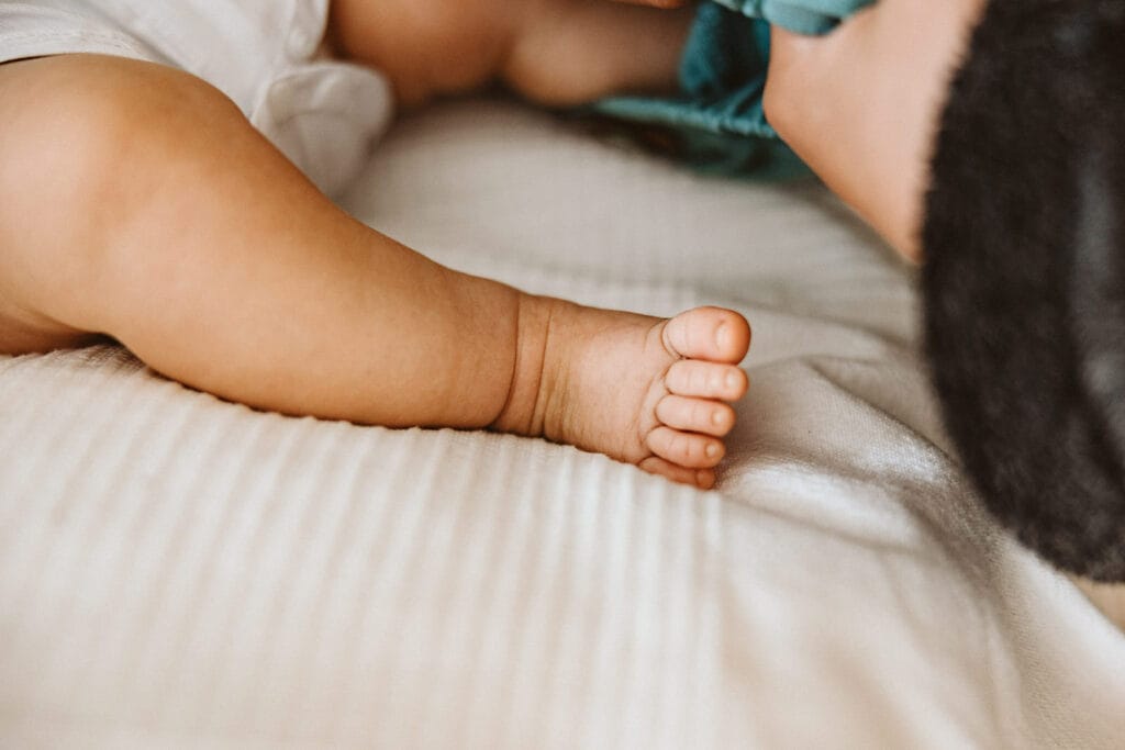 Schlosskapelle Diersfordt Wesel Schloss Diersfordt Wesel Hochzeitsfotograf - Babyfüße des Babys